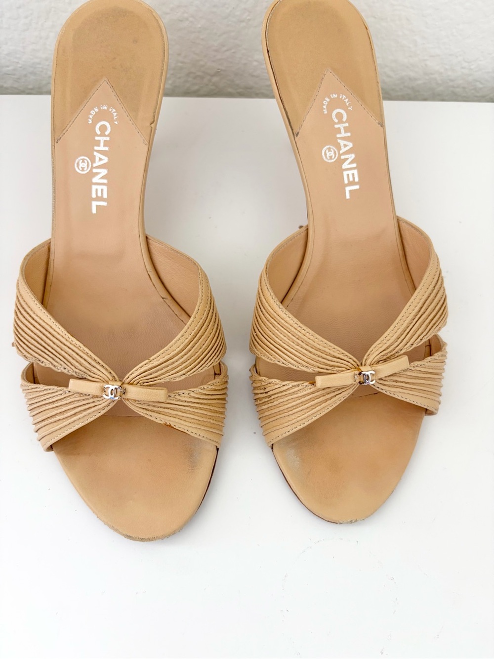 CHANEL Tan Bow Slide Kitten Heels with CC Accent - Picture 4 of 8